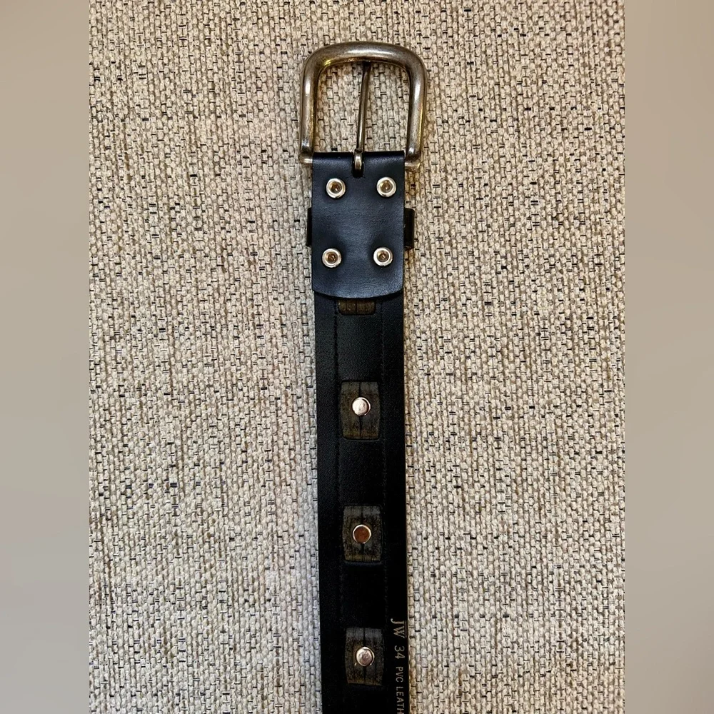 Women or Men’s Black Belt  with Silver Hardware Very Well Made Size 34